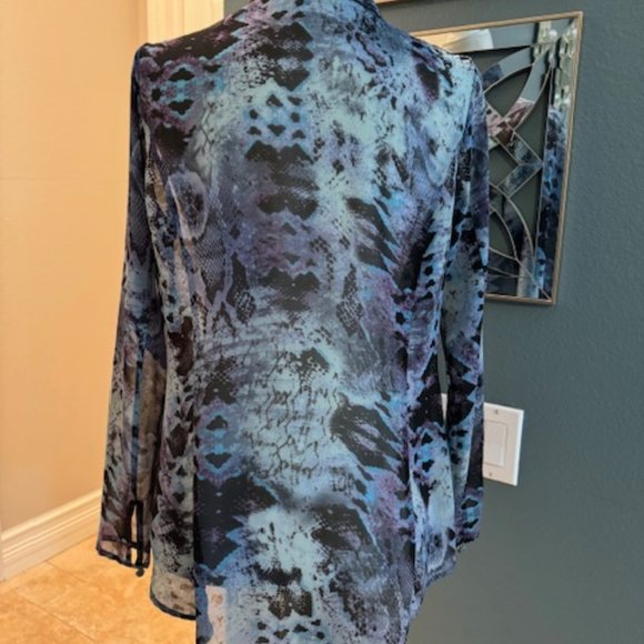 Women's Blouse Sz L. Blue/Purple/Black Snake-like print. Button down. 100% Rayon - Picture 7 of 7